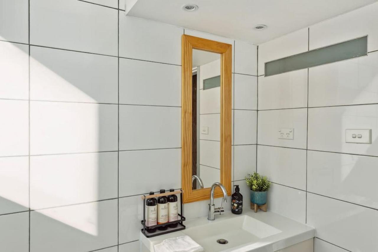 Conveniently Located 6 Bedroom Unit Apartment Melbourne