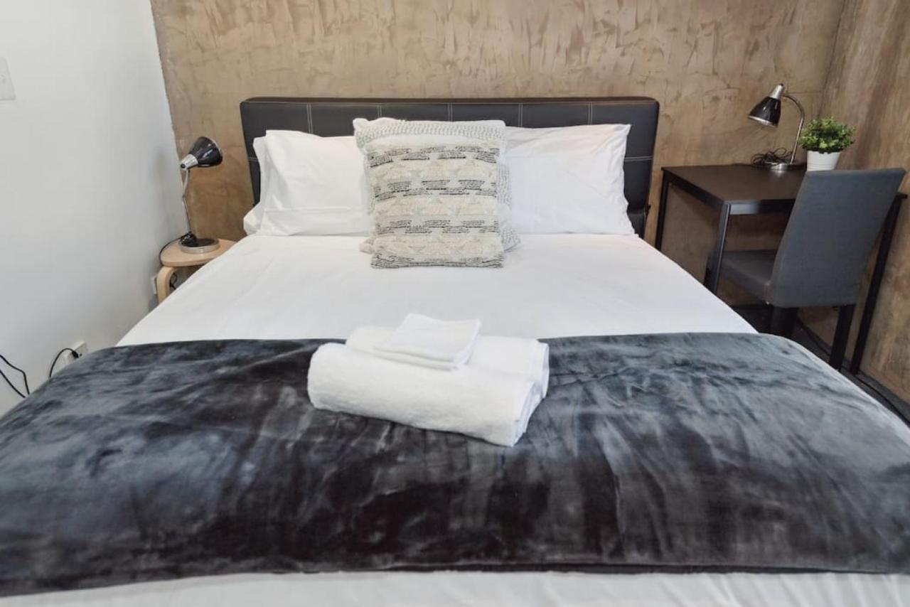 Apartment Conveniently Located 6 Bedroom Unit