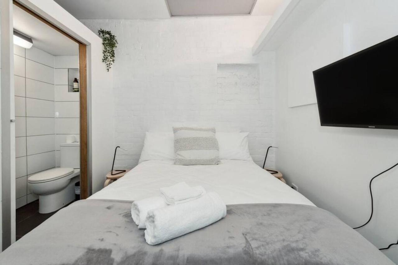 Conveniently Located 6 Bedroom Unit Apartment *