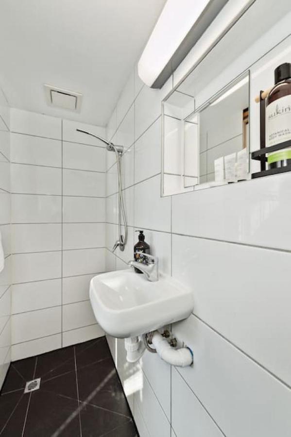 Apartment Conveniently Located 6 Bedroom Unit Melbourne
