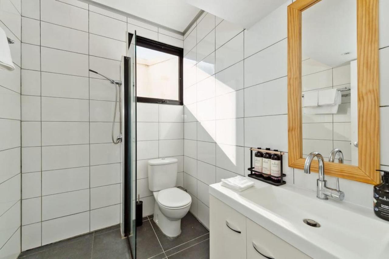 Conveniently Located 6 Bedroom Unit * Melbourne