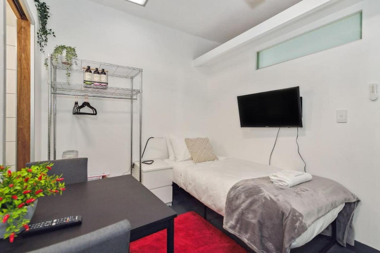 Conveniently Located 6 Bedroom Unit Apartment Melbourne