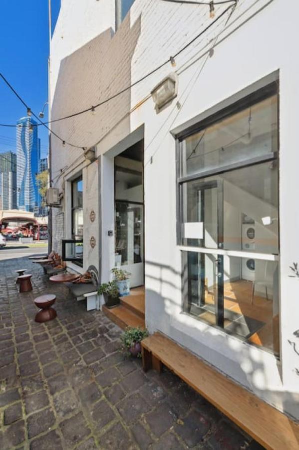 Apartment Conveniently Located 6 Bedroom Unit Melbourne
