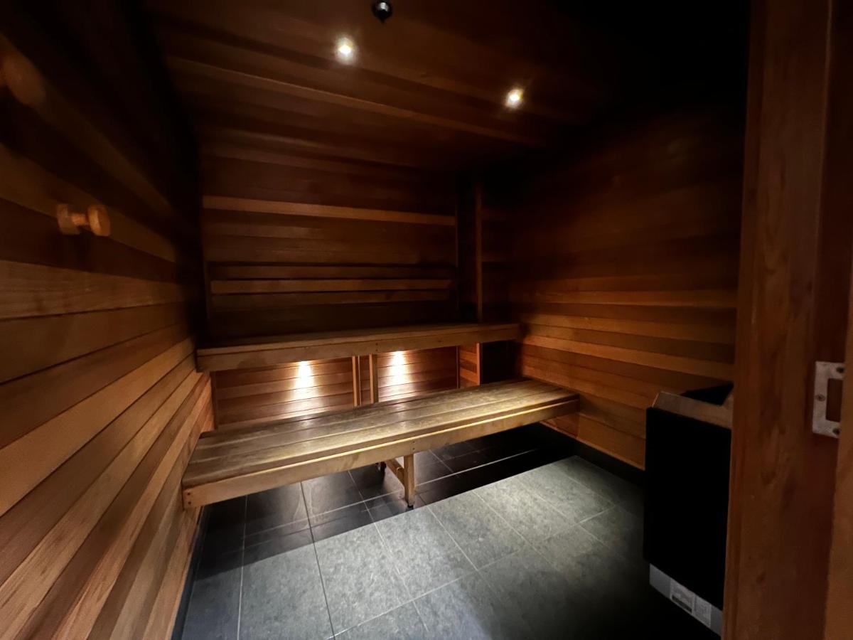 Location, Parking And 2 Bed Apartment *