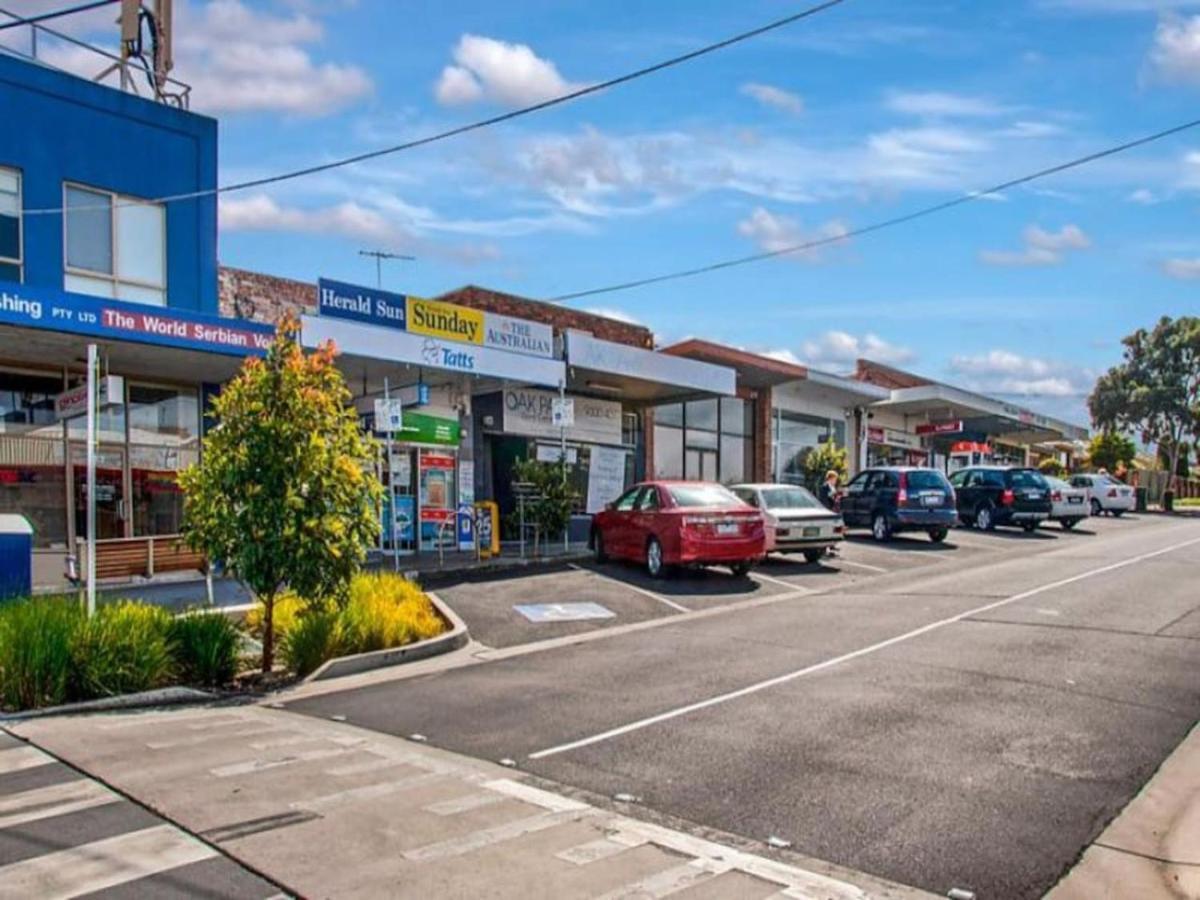 Promo! Entire 2 Bedroom Unit Near Train Station! Free Parking & Wifi! * Melbourne