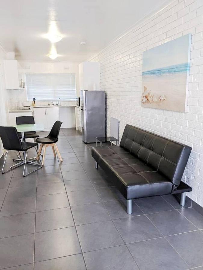 Promo! Entire 2 Bedroom Unit Near Train Station! Free Parking & Wifi! Villa Melbourne
