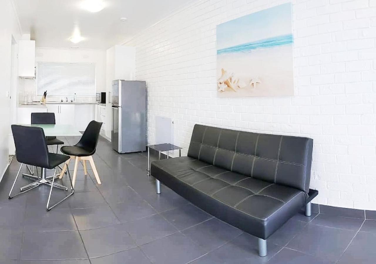 Villa Promo! Entire 2 Bedroom Unit Near Train Station! Free Parking & Wifi! *