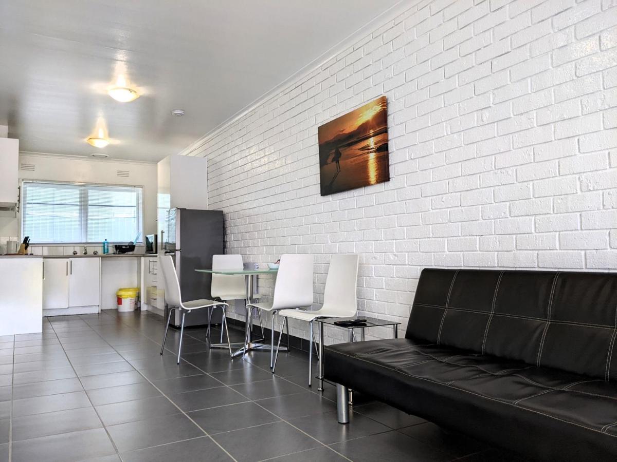 Villa Promo!!! 2-bedroom Near Airport, Train Station! *
