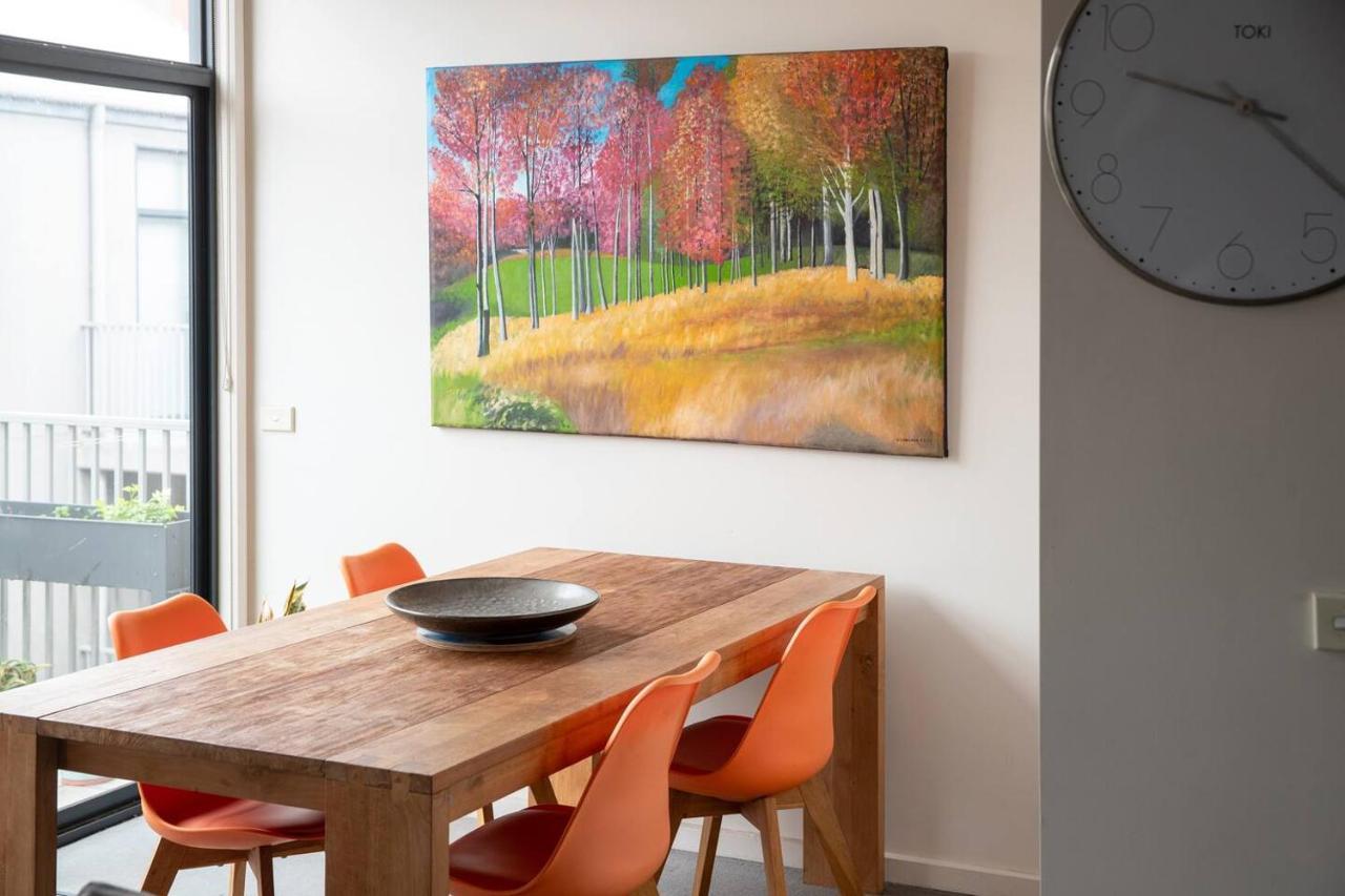 Collingwood Cool Bordering Vibrant Richmond Apartment *