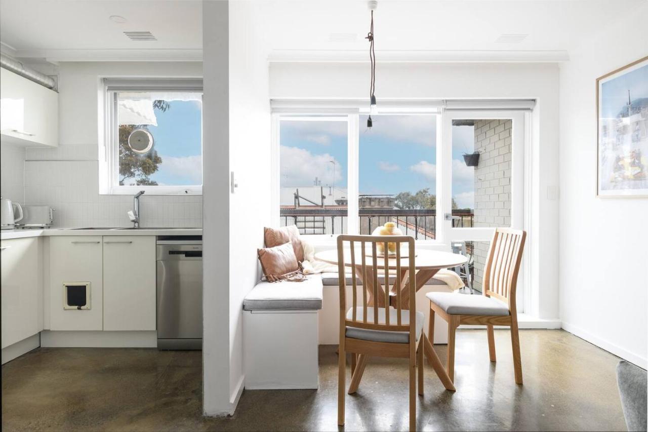 The Lookout - Sunny St Kilda Contemporary Apartment