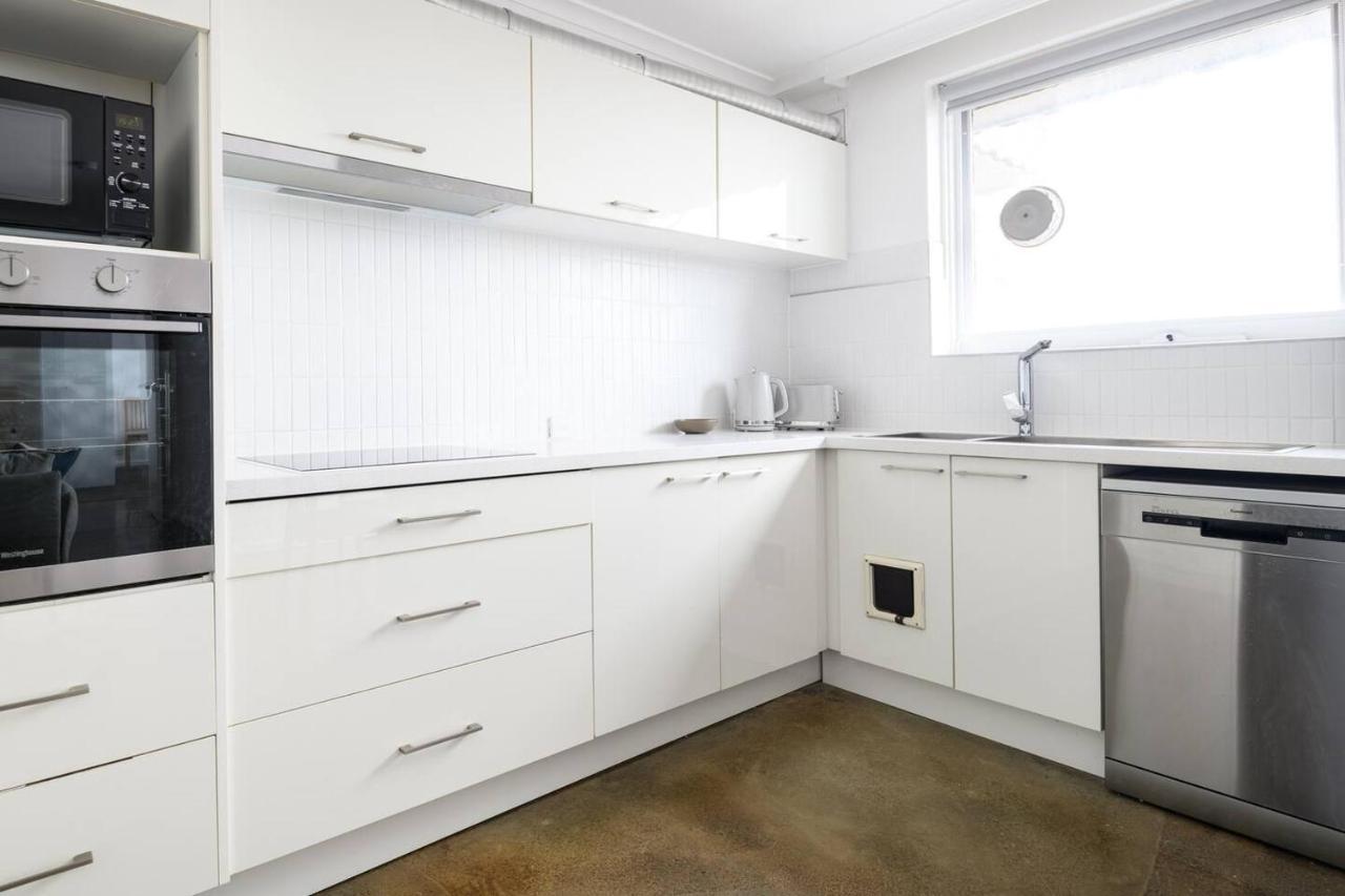 The Lookout - Sunny St Kilda Contemporary Apartment Melbourne