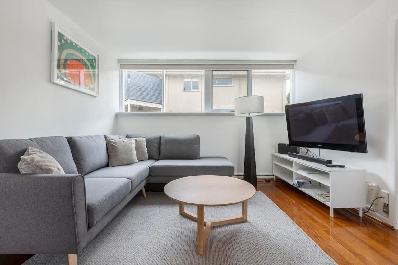Bright And Modern Space With A Balcony And Parking Apartment Melbourne