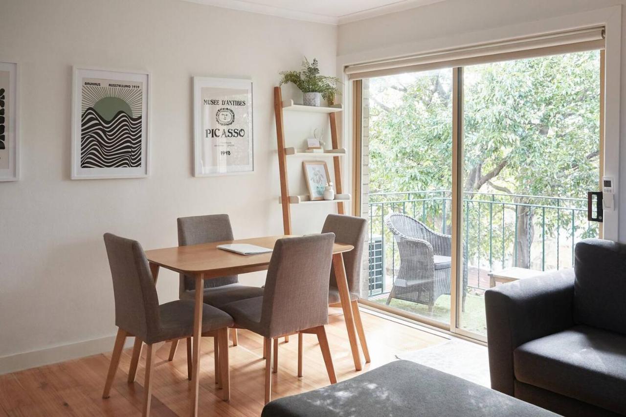 Treetop Overlook With Parking In Windsor Apartment