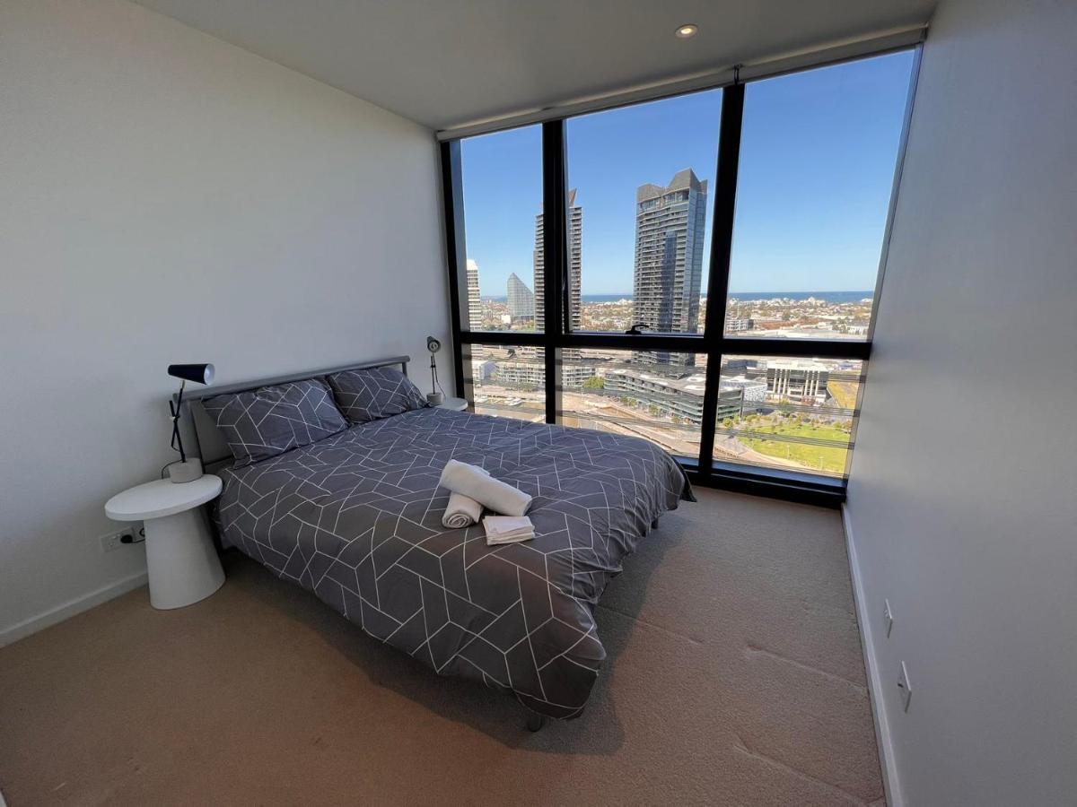 883 Docklands Apartment