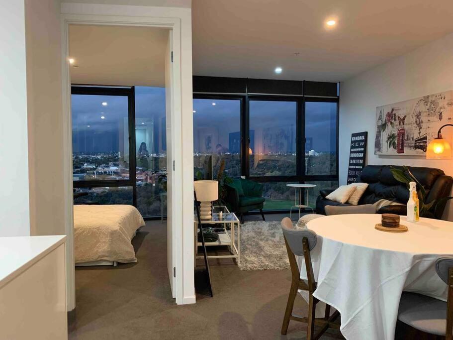 City-Edge Apartment With Free Parking Melbourne