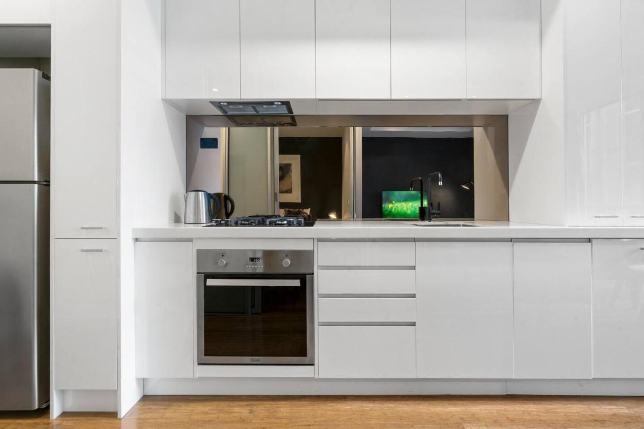 Apartment 'collins Central' Sleek Light-filled Pad In The Cbd *