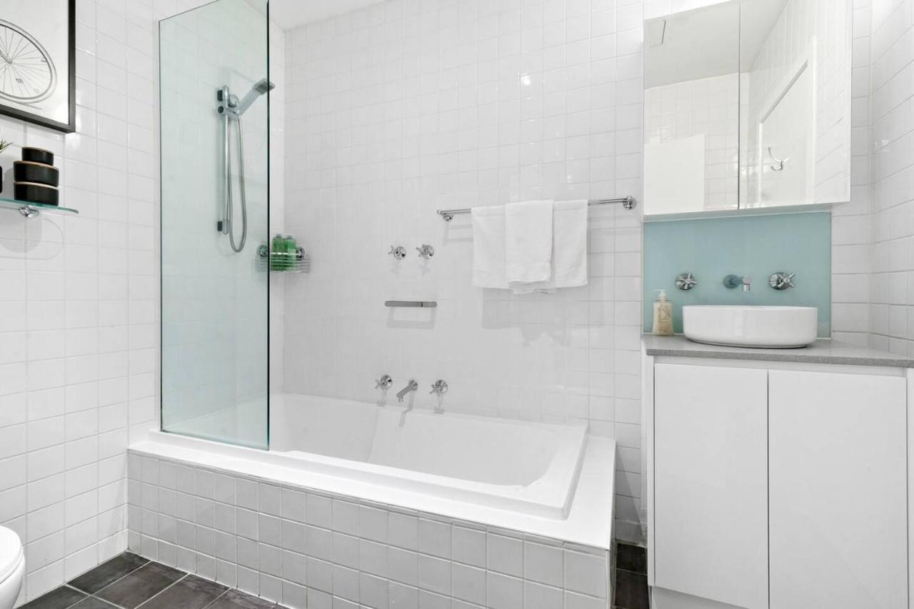 Apartment 'collins Central' Sleek Light-filled Pad In The Cbd