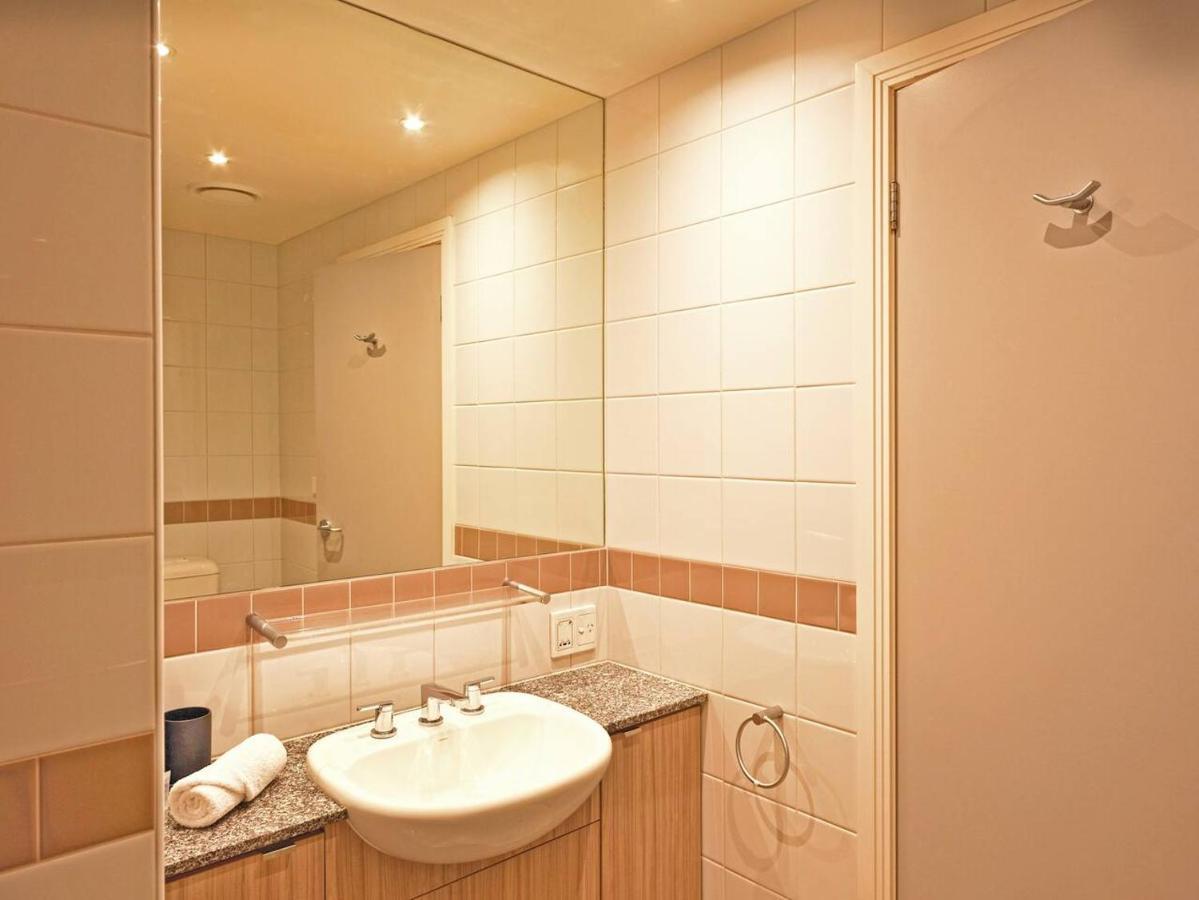 Metropolis Queen With Indoor Pool Balcony Apartment Melbourne