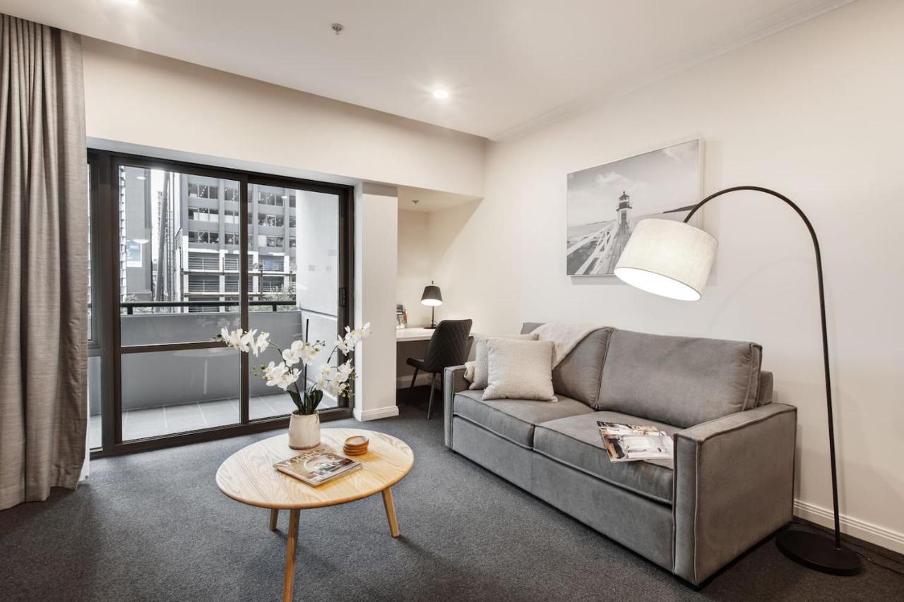 Executive Urban Living With Balcony & Heated Pool Melbourne