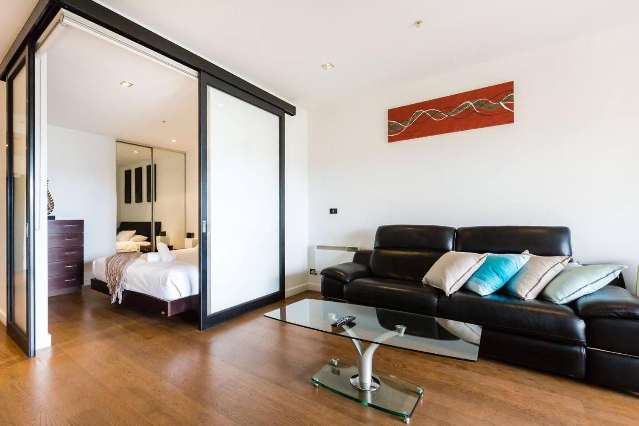 Southside St Kilda Seclusion With Balcony And Parking * Melbourne
