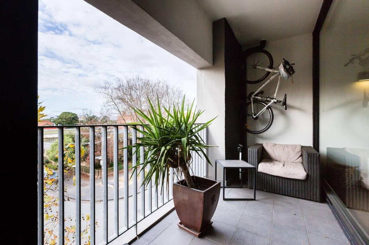 Southside St Kilda Seclusion With Balcony And Parking Apartment