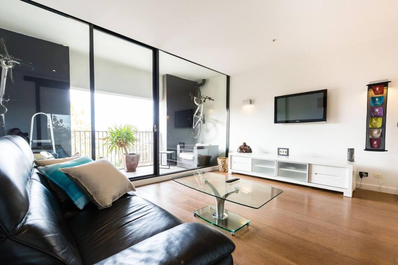 Southside St Kilda Seclusion With Balcony And Parking