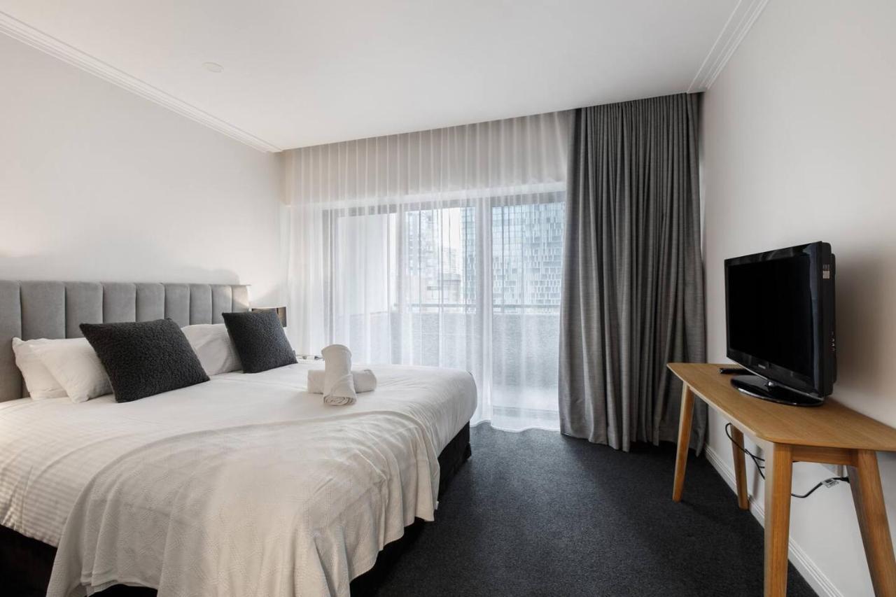 Apartment Executive Urban Living With Balcony & Heated Pool Melbourne