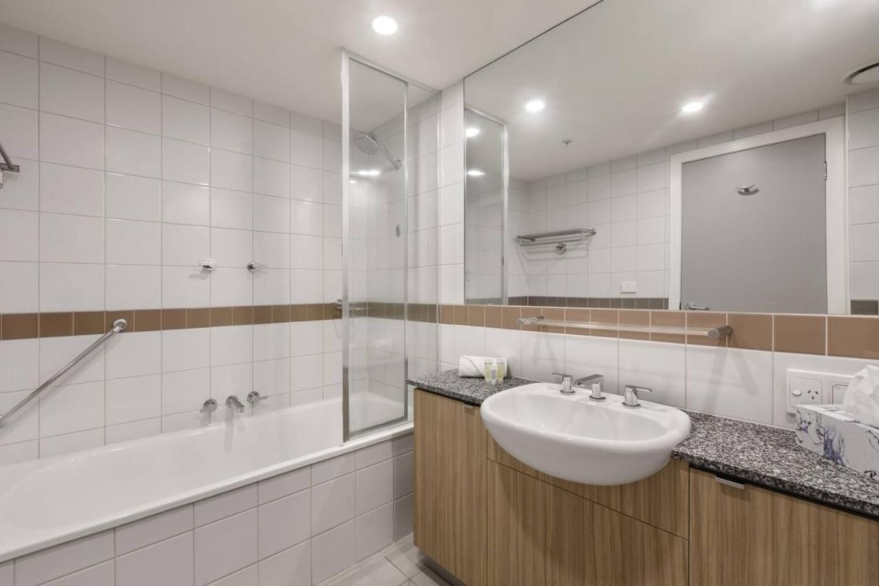 Executive Urban Living With Balcony & Heated Pool Melbourne