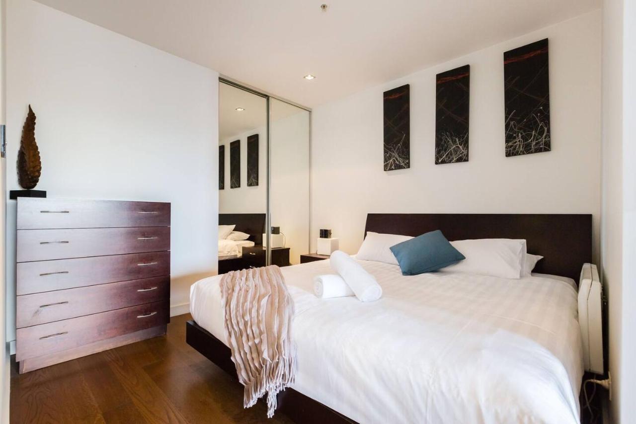 Southside St Kilda Seclusion With Balcony And Parking Apartment