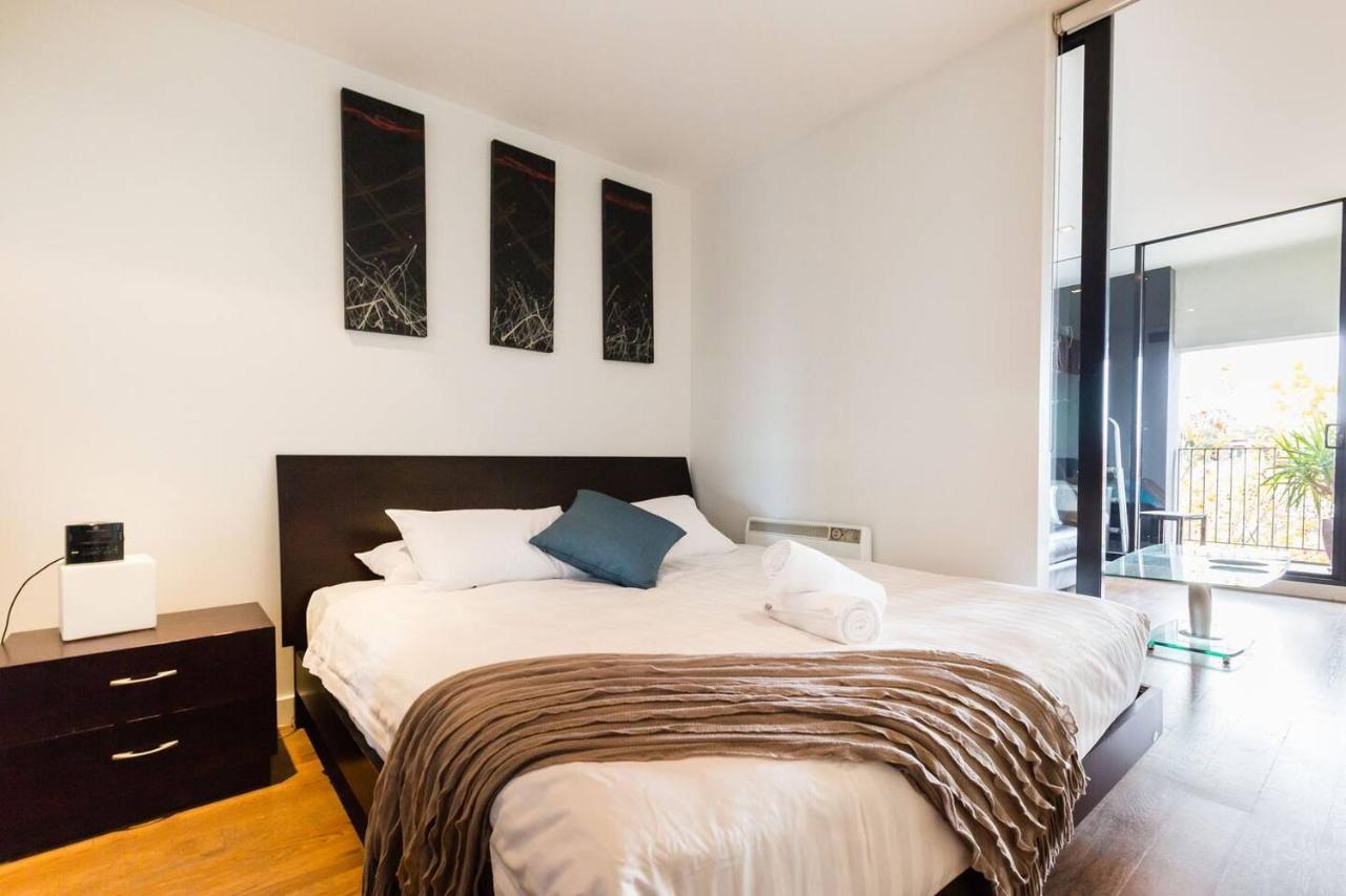 Southside St Kilda Seclusion With Balcony And Parking *