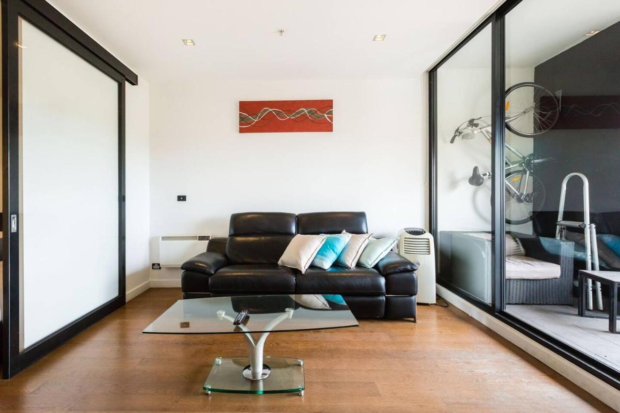 Southside St Kilda Seclusion With Balcony And Parking