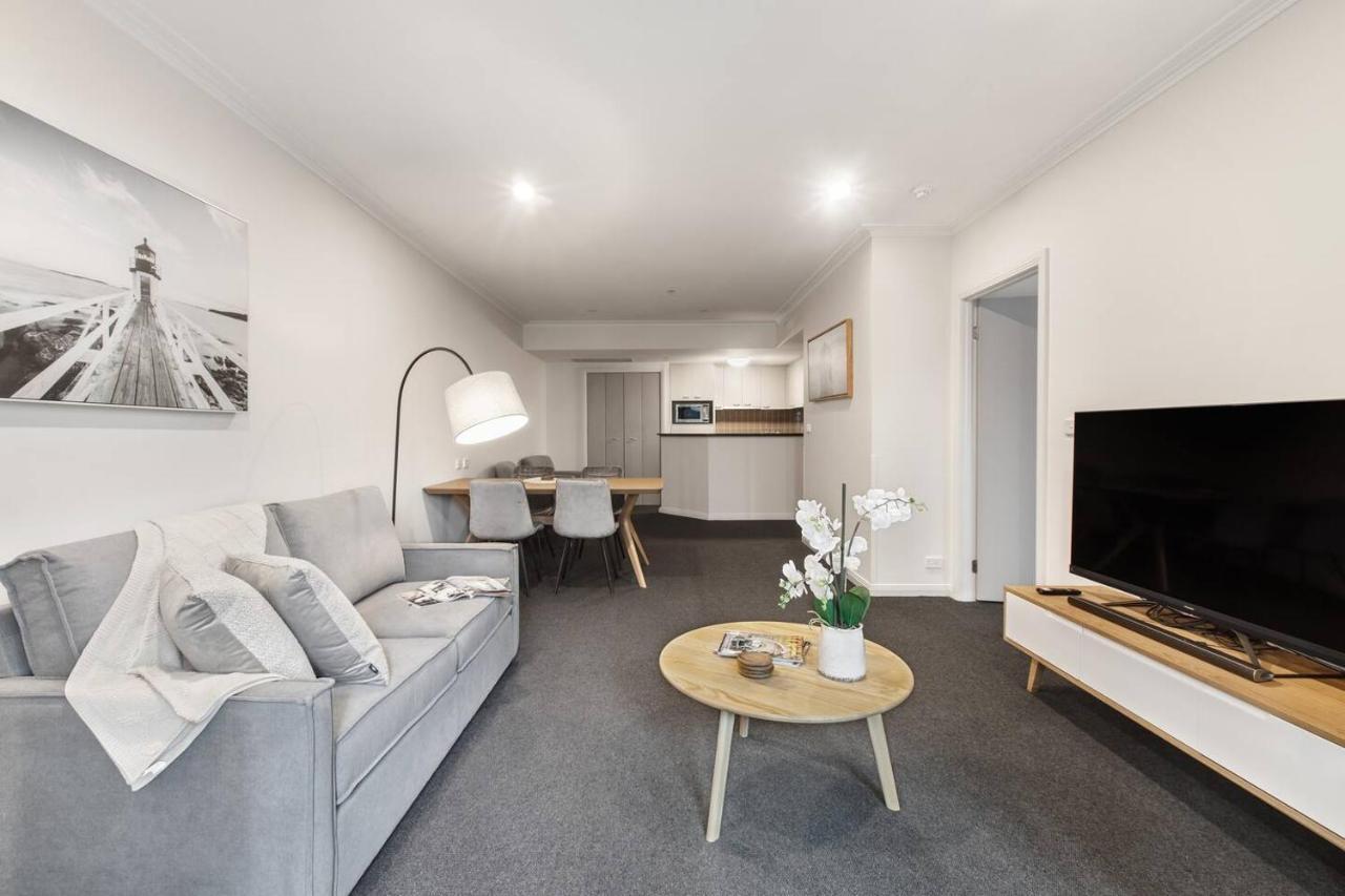 Apartment Executive Urban Living With Balcony & Heated Pool Melbourne