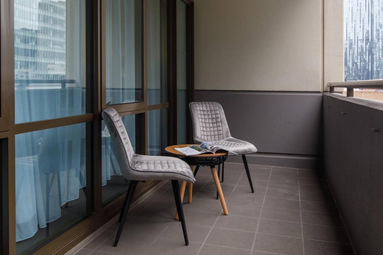 Executive Urban Living With Balcony & Heated Pool Melbourne