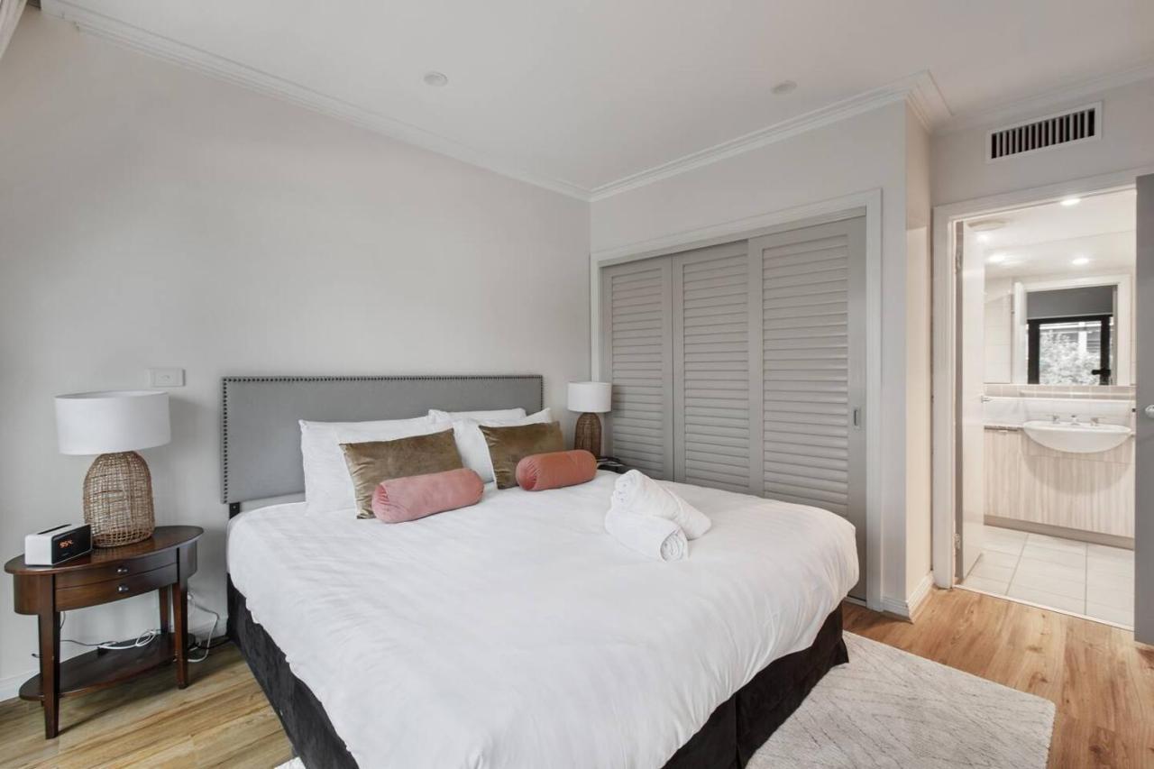 Spacious Inner-city With King Bed And Balcony Apartment Melbourne