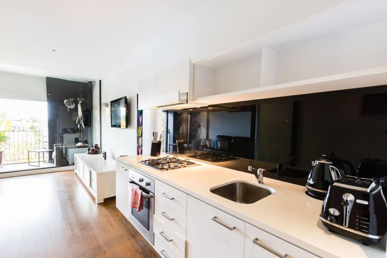 Southside St Kilda Seclusion With Balcony And Parking *