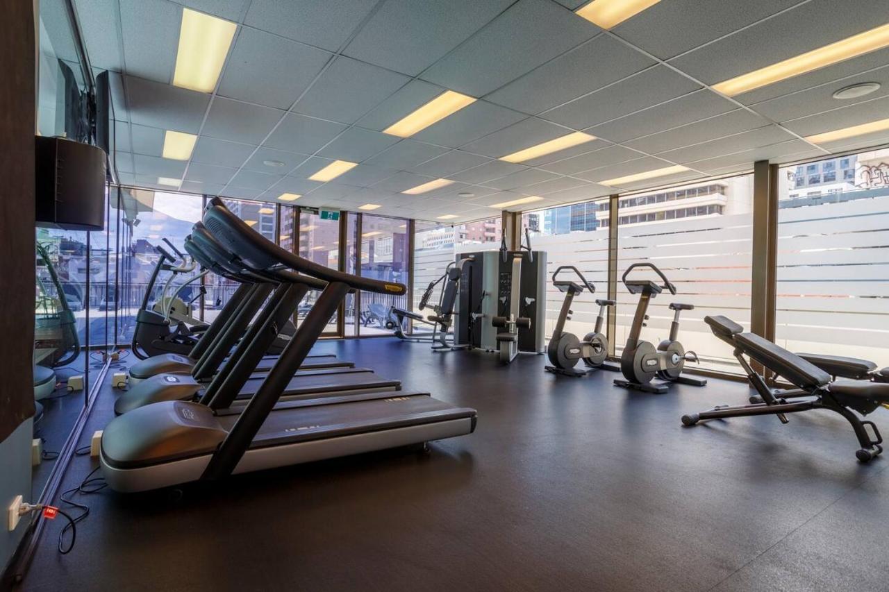 Executive Urban Living With Balcony & Heated Pool Melbourne