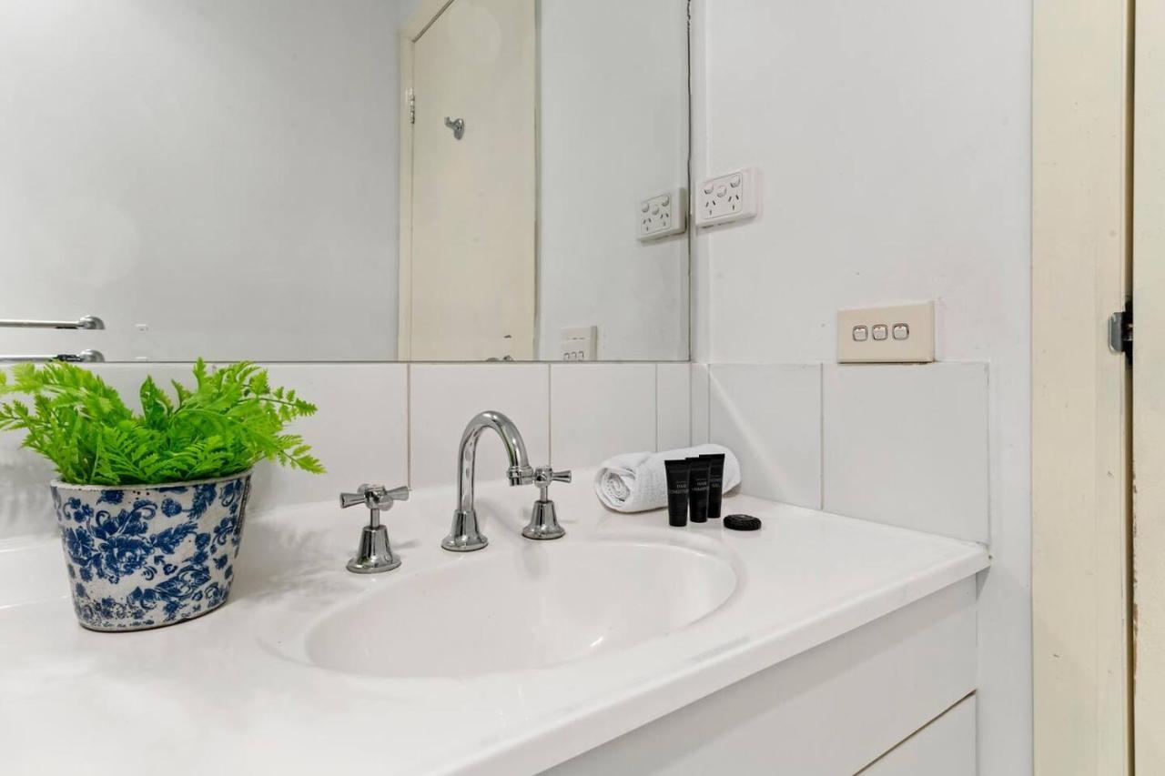 Easy-peasy Cbd Living With Parking Near Rmit Apartment Melbourne