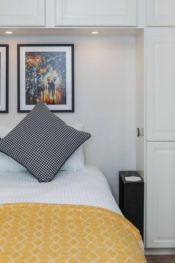 Apartment Parisian Chic Meets South Yarra's Vibrant Locale *