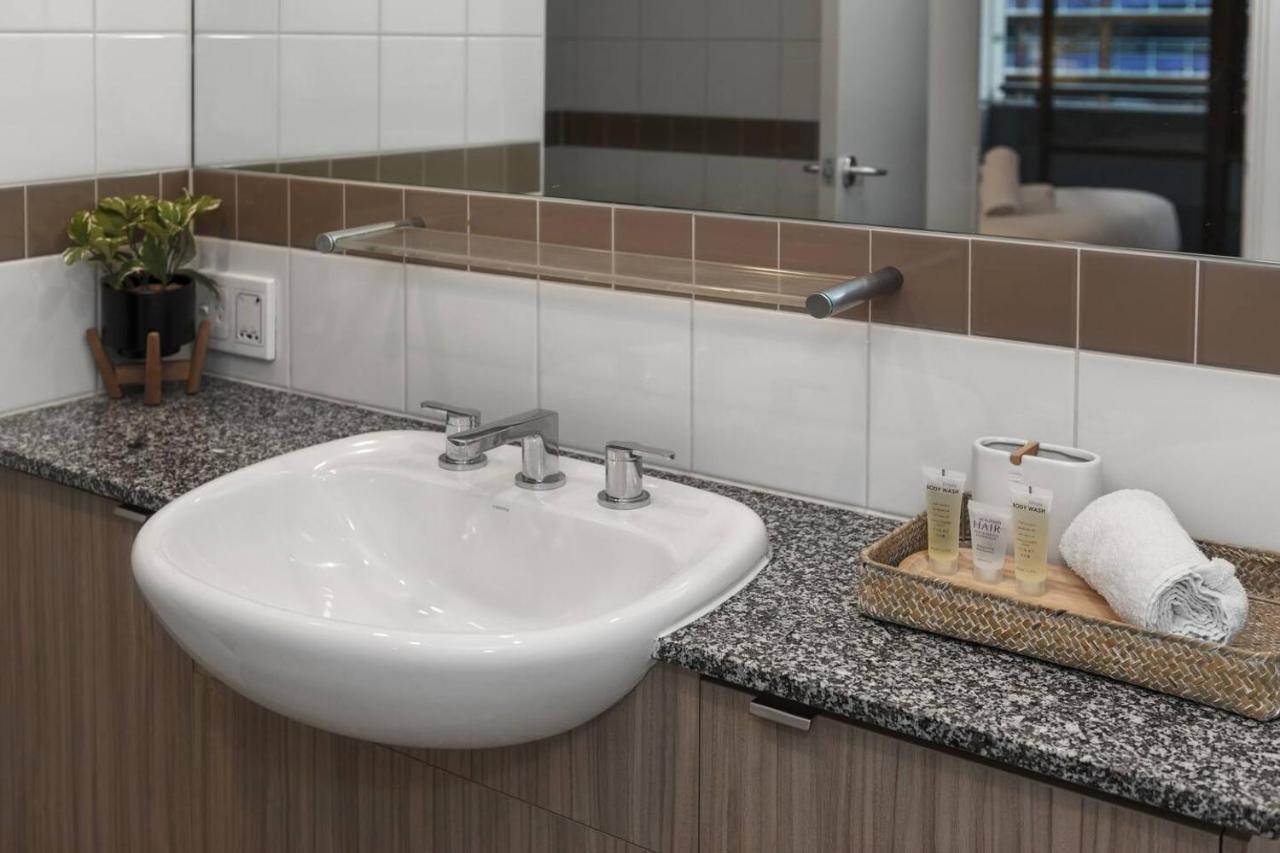 Spacious Inner-city With King Bed And Balcony Apartment Melbourne