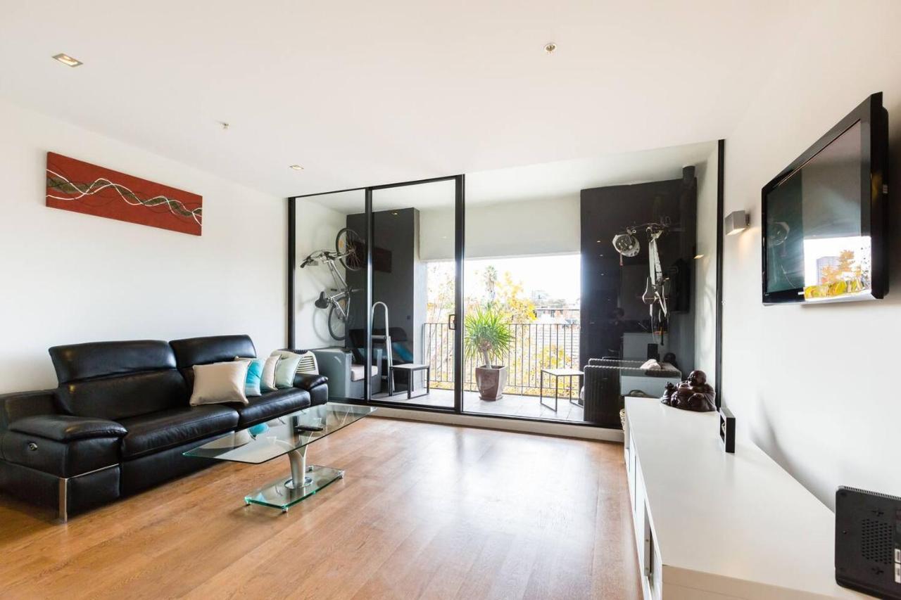 Southside St Kilda Seclusion With Balcony And Parking Apartment *