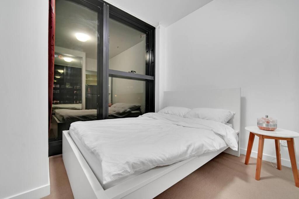 Convenient 2 Bedroom W Free Parking Apartment Melbourne
