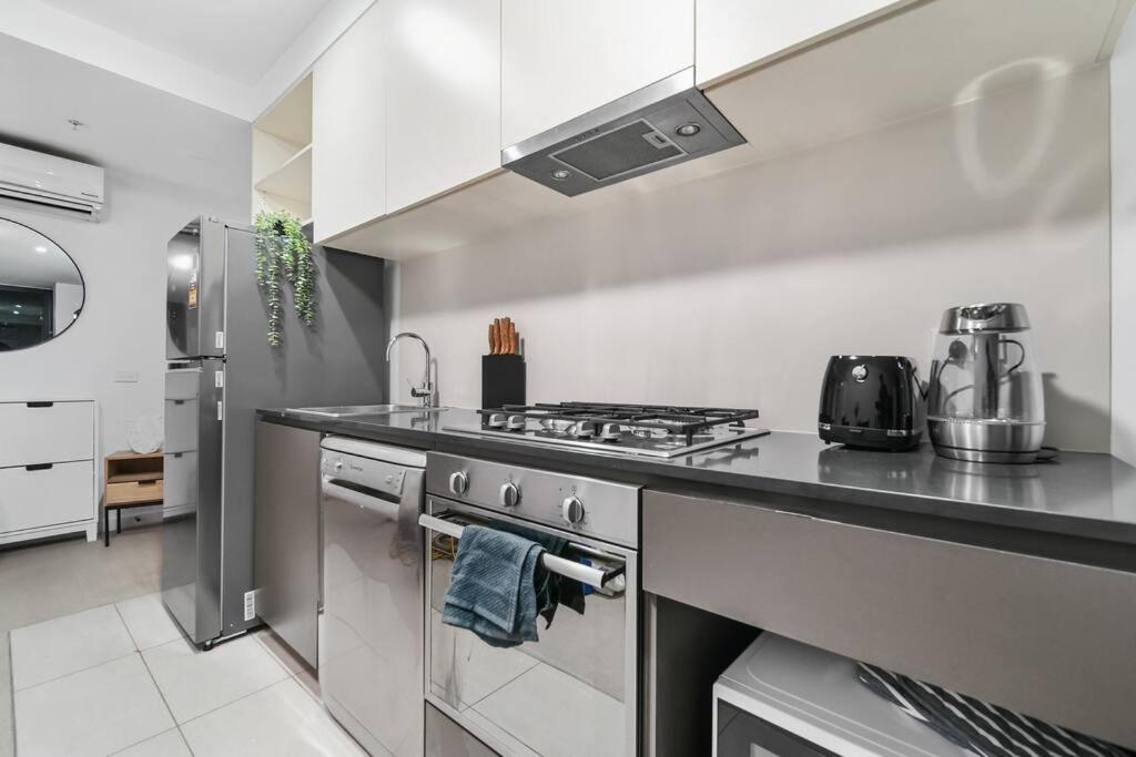 Convenient 2 Bedroom W Free Parking Apartment *