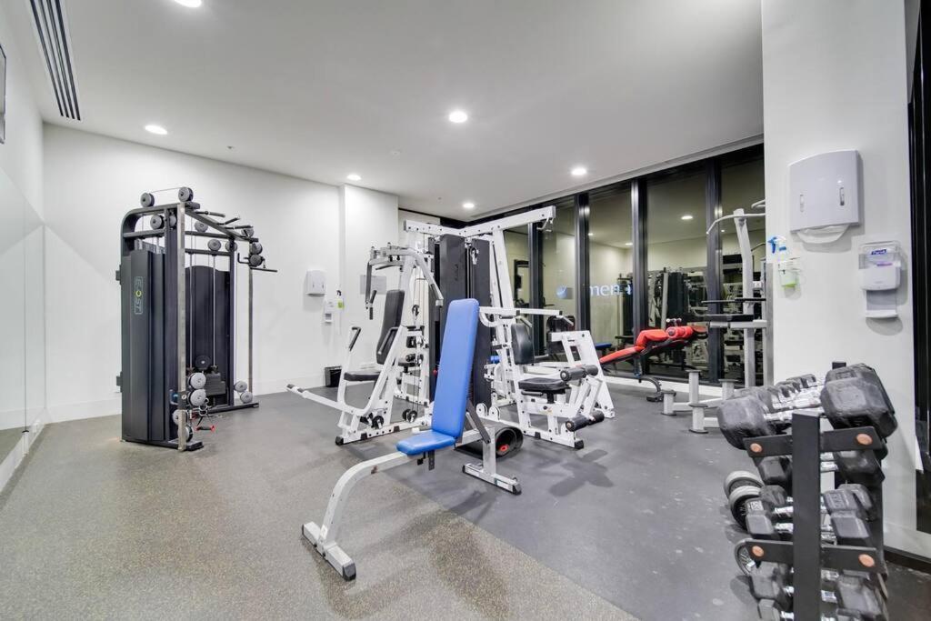 Convenient 2 Bedroom W Free Parking Apartment *