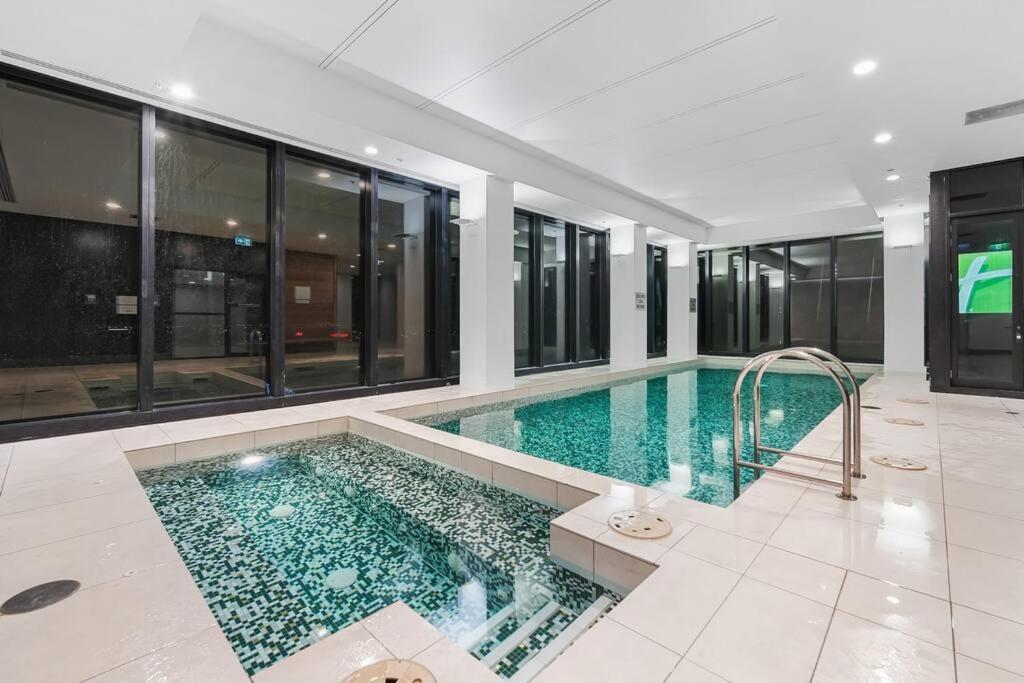 Convenient 2 Bedroom W Free Parking *