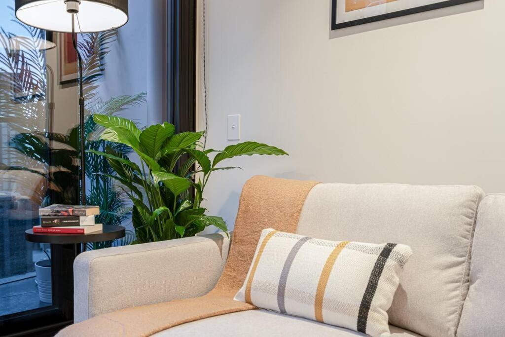 Apartment Cozy 1b In Mel -unbeatable Location-#eq16 *