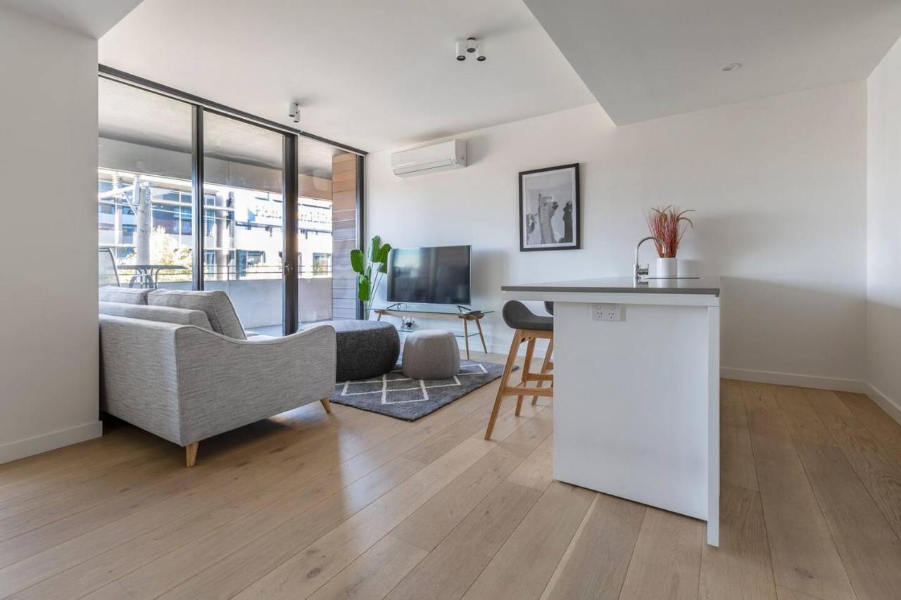 Apartment Stunning Modern Style With A Gym, Pool And