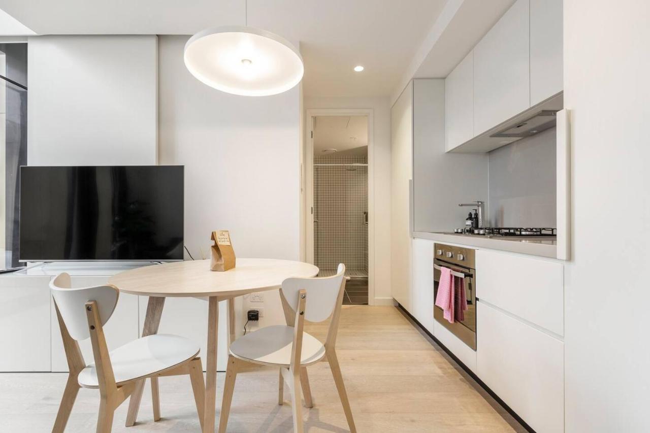 Sky-high Luxury With Huge Deck And Shared Pool Apartment
