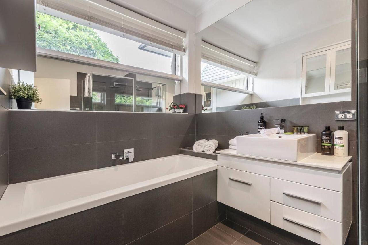 Holiday home La Maison - Parisian Charm Moments From High Street