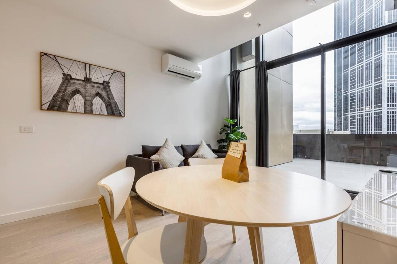 Sky-high Luxury With Huge Deck And Shared Pool Apartment Melbourne