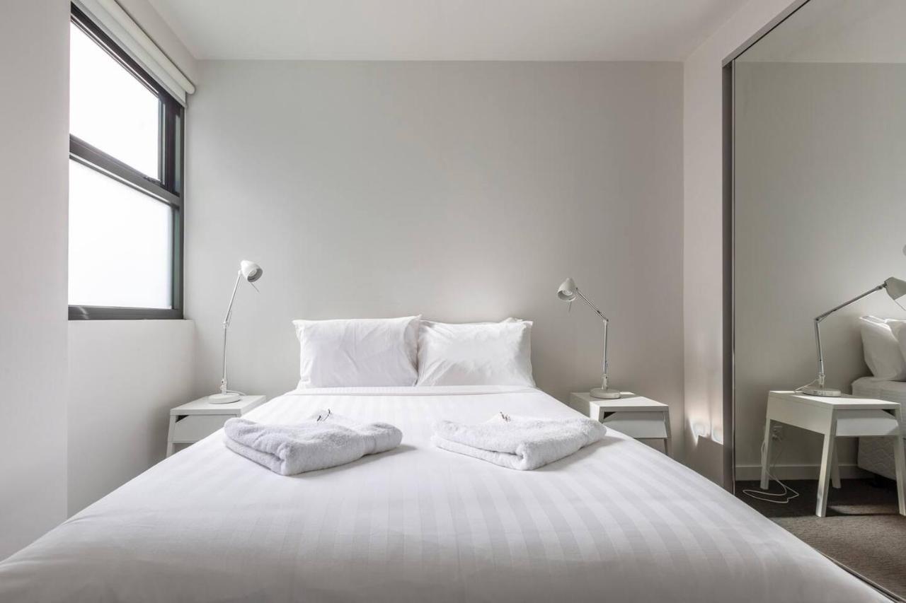 Light-filled Stylish Living In Diverse Hawthorn Apartment